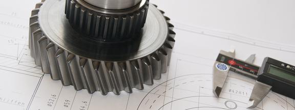 CNC-Dreher (m/w/d) Feinwerkmechaniker überprüft ein Antriebselement