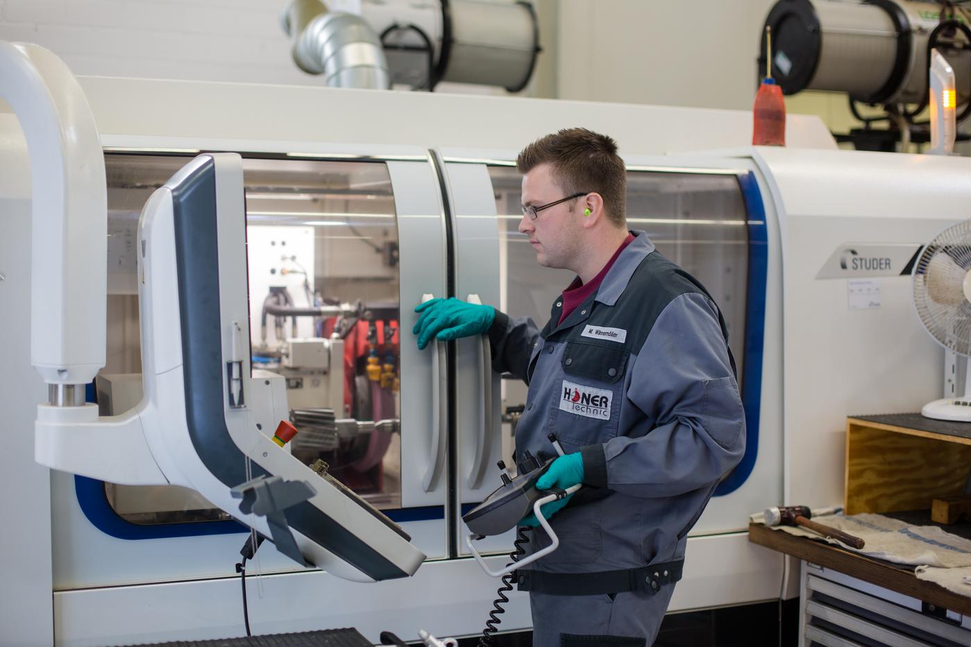 CNC-Fräsmaschine Mitarbeiter bedient eine CNC-Fräsmaschine
