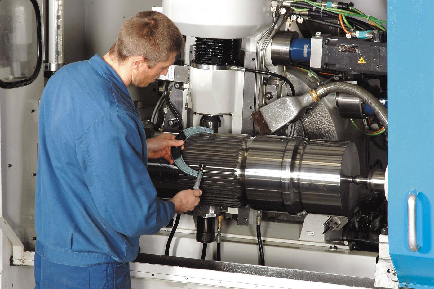 Mitarbeiter Mitarbeiter in der Produktion an einer Maschine