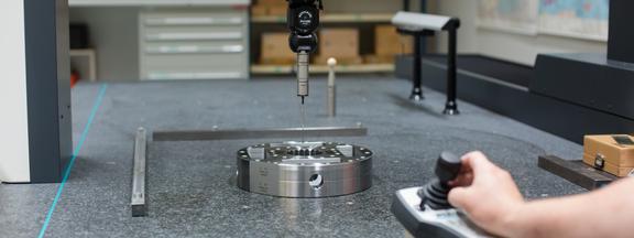 3D-Messmaschine Mitarbeiter kontrolliert Produkt auf der 3D-Messmaschine